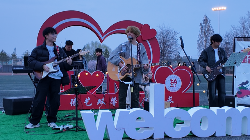 宁夏艺术职业学院举办草坪音乐节、唱响青春之歌